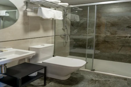 Baño hotel báltico en Luarca