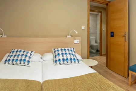 Habitación del Hotel Báltico 2 estrellas en Luarca, Asturias