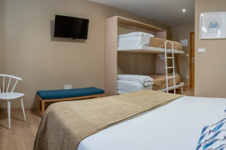 Habitación del Hotel Báltico 2 estrellas con vistas al puerto de Luarca