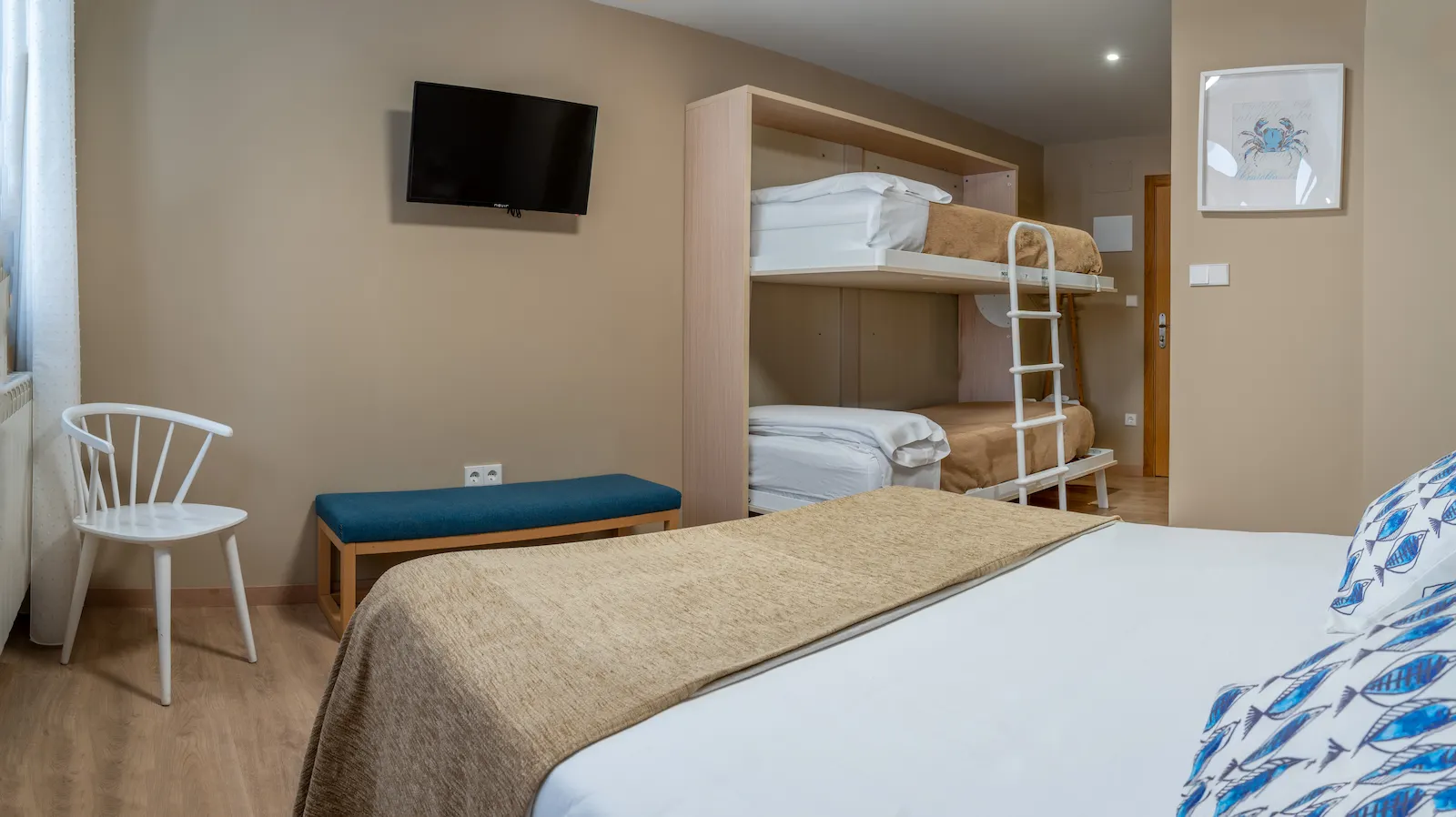 Habitación del Hotel Báltico 2 estrellas con vistas al puerto de Luarca