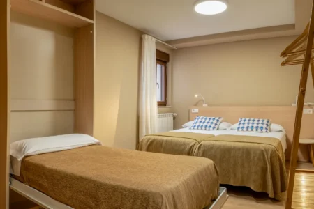 Habitación del Hotel Báltico 2 estrellas con vistas al Puerto de Luarca