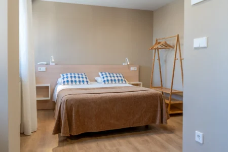 Habitación del Hotel Báltico 2 estrellas con vistas al Puerto de Luarca