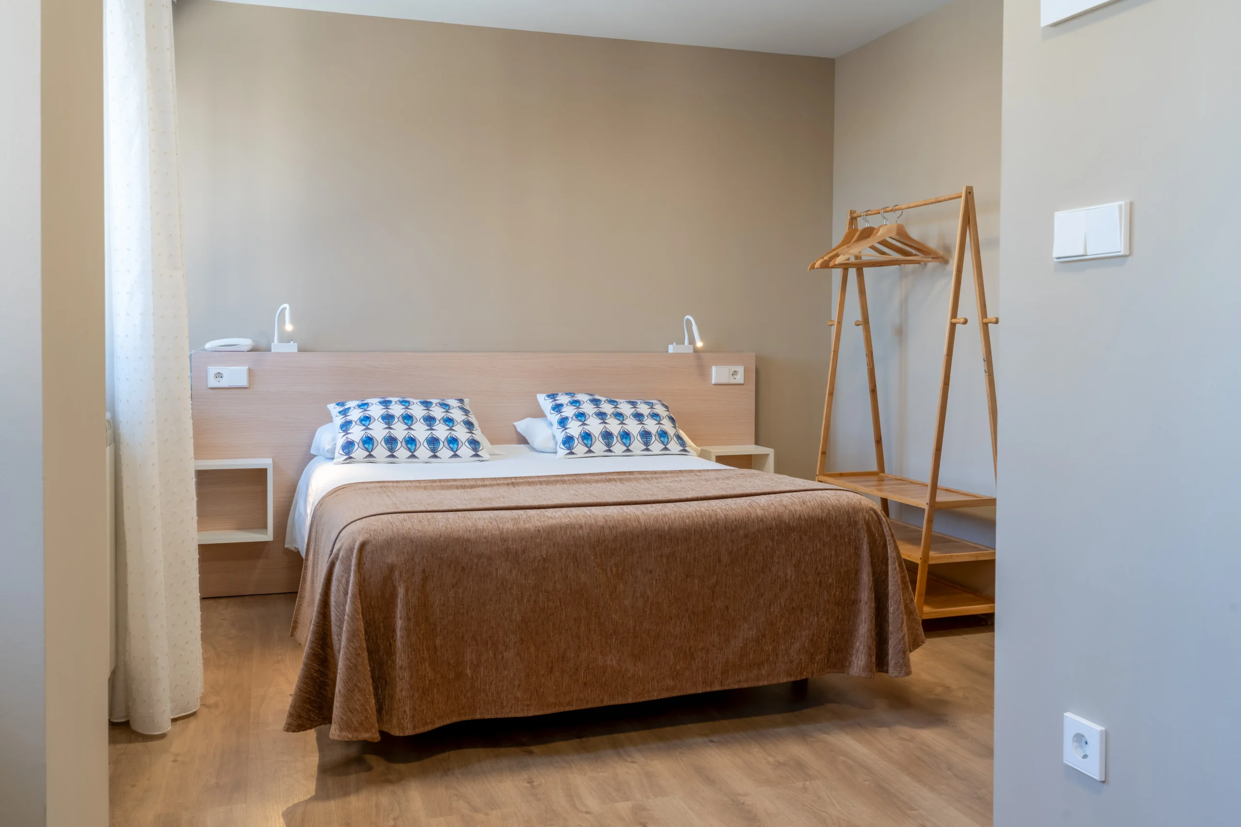 Habitación del Hotel Báltico 2 estrellas con vistas al Puerto de Luarca