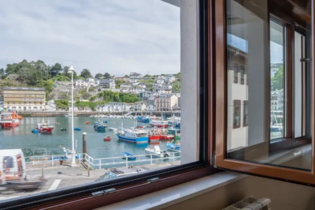 Habitación del Hotel Báltico 2 estrellas con vistas al puerto de Luarca