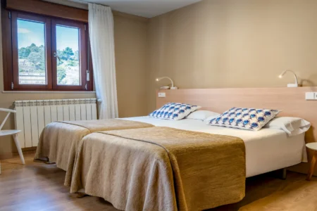 Habitación con vistas al Puerto de Luarca desde el Hotel Báltico 2 estrellas