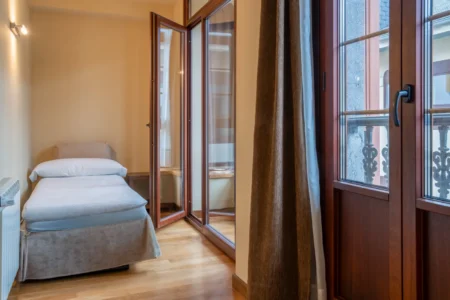 Habitación del Hotel Báltico 3 estrellas en Luarca con cama supletoria
