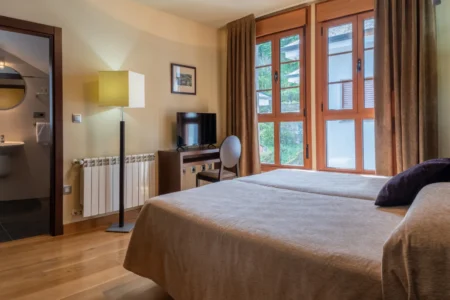 Habitación del Hotel Báltico 3 estrellas en Luarca con cama doble