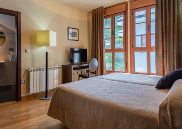 Habitación del Hotel Báltico 3 estrellas en Luarca con cama doble
