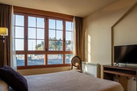 Habitación del Hotel Báltico 3 estrellas en Luarca con cama de matrimonio y vistas