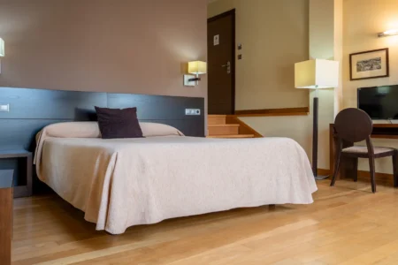 Habitación del Hotel Báltico 3 estrellas con baño privado.