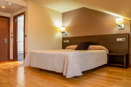 Habitación luminosa del Hotel Báltico 3 estrellas en Luarca con cama matrimonio.