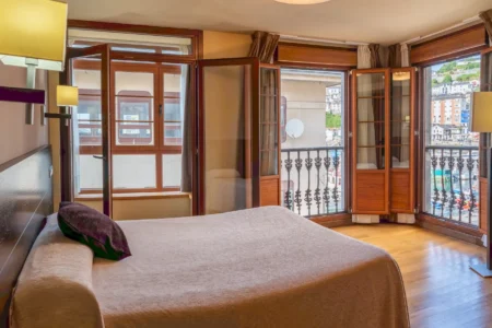 Habitación luminosa del Hotel Báltico 3 estrellas con vista al puerto de Luarca.