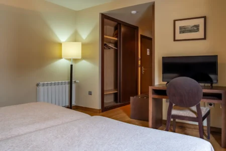 Habitación luminosa del Hotel Báltico 3 estrellas en Luarca con zona de trabajo