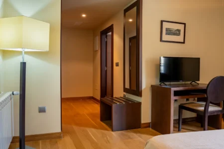 Habitación luminosa del Hotel Báltico 3 estrellas en Luarca y zona de estudio