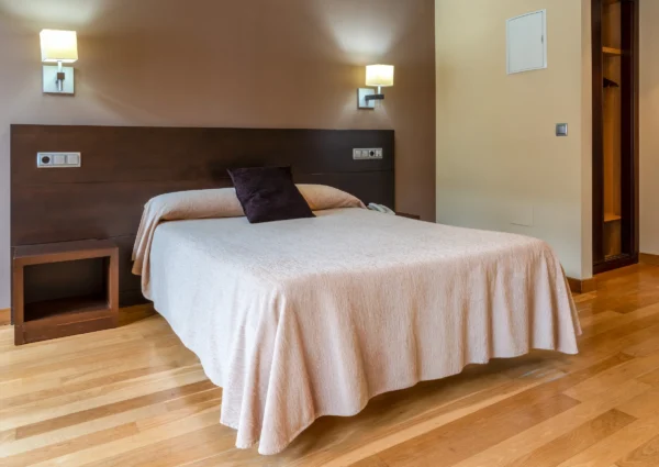Habitación doble del Hotel Báltico en Luarca, Asturias, con cama de matrimonio, baño privado y decoración moderna.