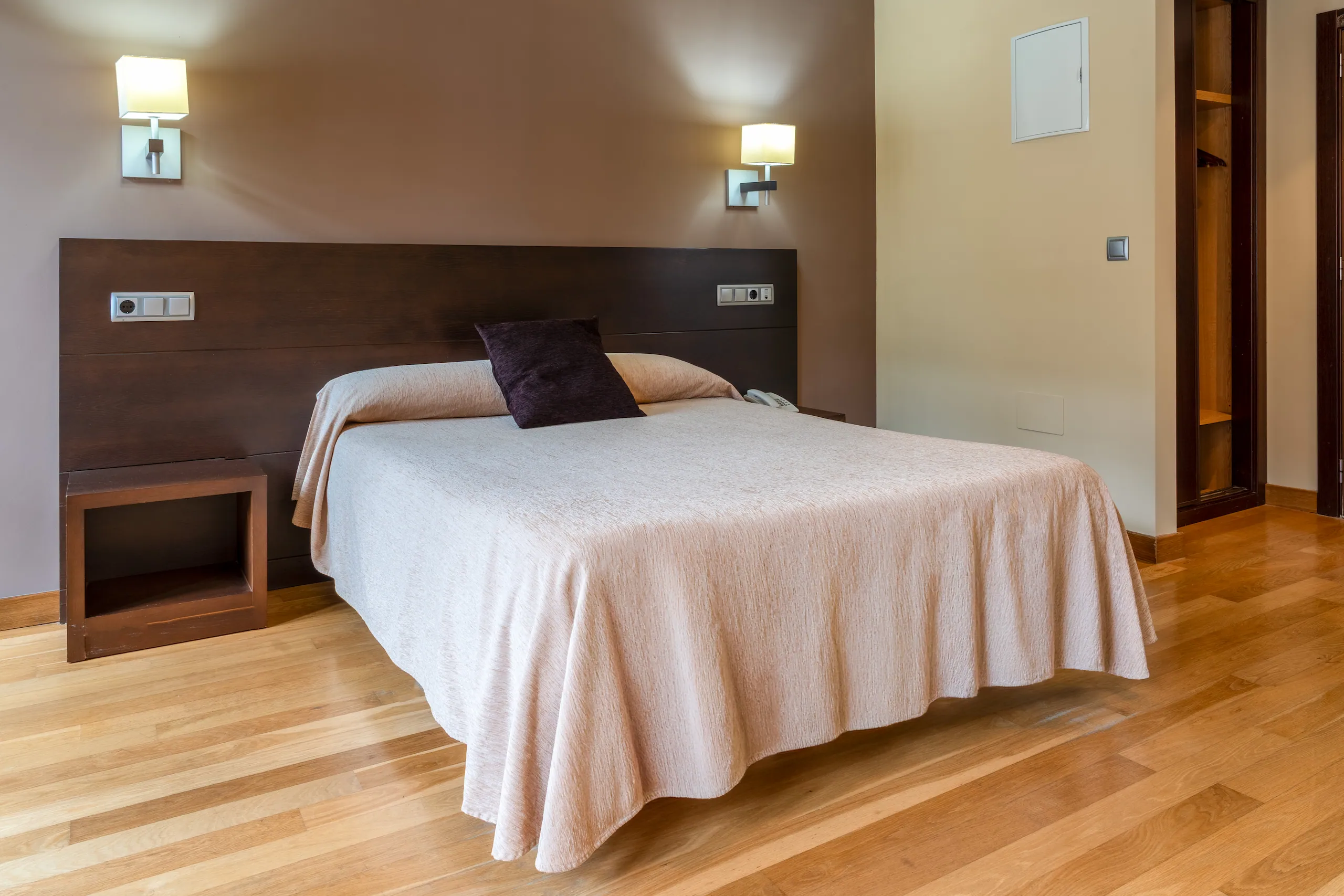 Habitación doble del Hotel Báltico en Luarca, Asturias, con cama de matrimonio, baño privado y decoración moderna.